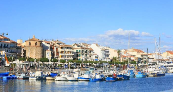 Spadser rundt i Cambrils hyggelige havneområde