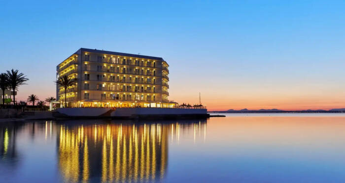 Vores 4-stjernede hotel har en magisk beliggenhed ved havet