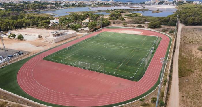 Du træner på den helt nye kunstgræsbane kun 500m fra stranden