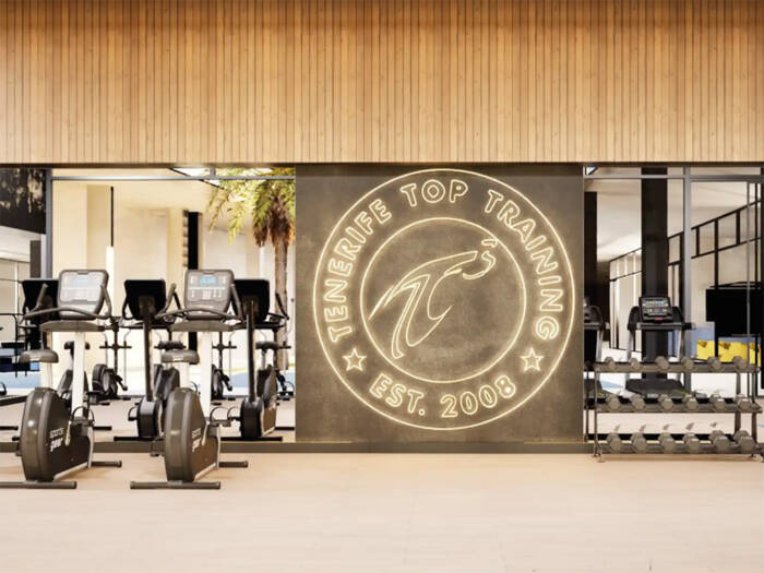Træn i hotellets moderne fitnessrum