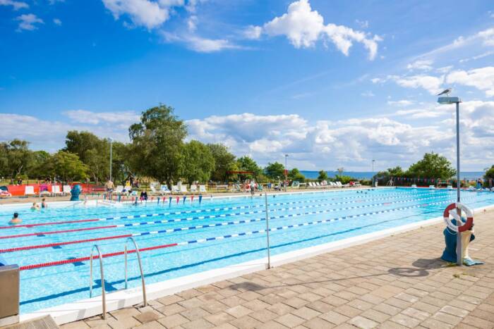 Træningen foregår på samme område som I bor, da First Camp råder over et 50-meters udendørsbassin