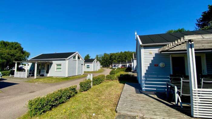 I bor i flotte 5-sengshytter på skønne First Camp Råå Vallar