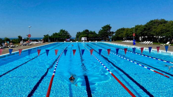 Poolområdet ligger lige uden for restauranten