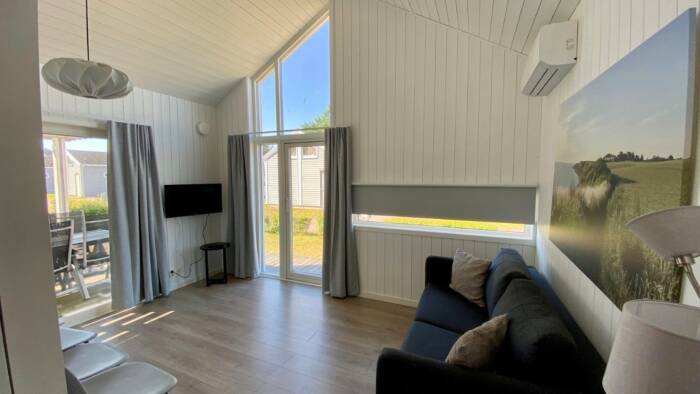 Hytterne er moderne og har fuldt udstyret køkken, bad/toilet og TV