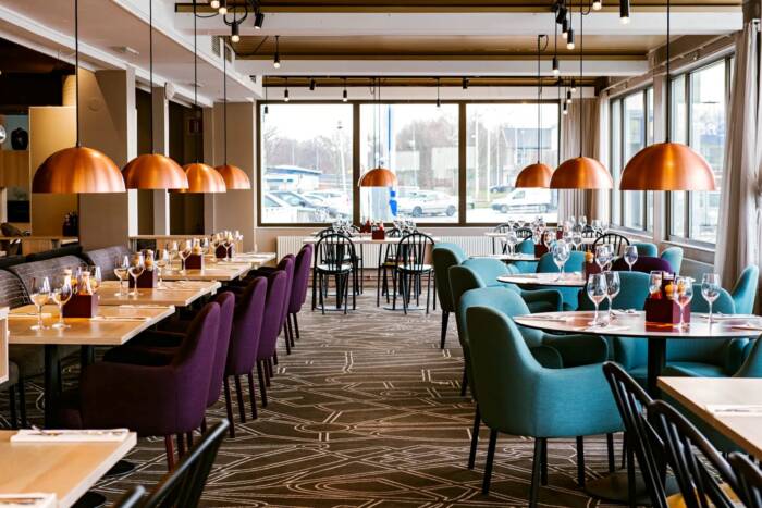 Alle måltider serveres i hotellets moderne restaurant.