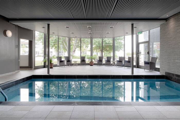 Slap af i hotellets pool mellem træningspassene.