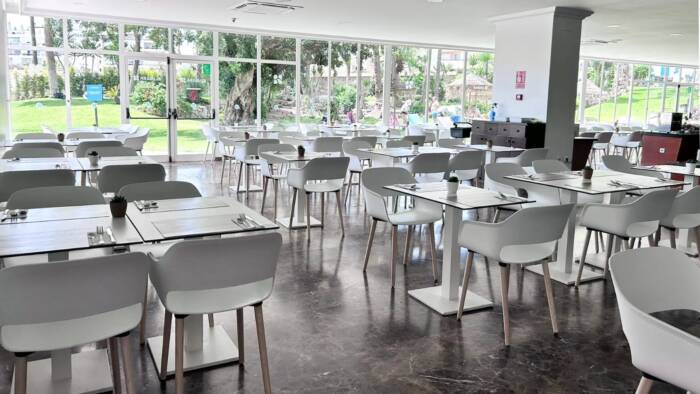 Nyd halvpension i hotellets flotte restaurant.